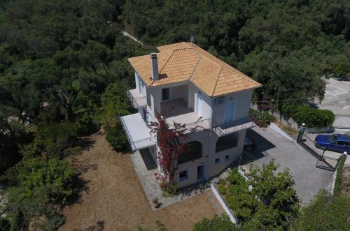 Charming villa on large land plot near Parga